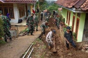 TNI Bantu Bersihkan Longsoran di Kecamatan Subang
